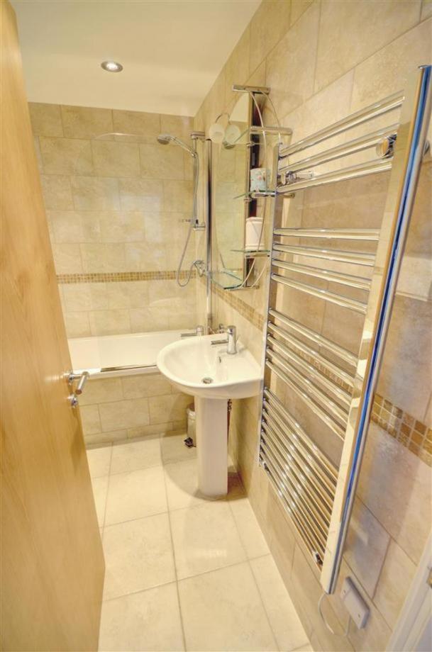 Hotties House - Two-Bed Cottage, Dog-Friendly & Off-Street Parking - Scarborough Exterior photo