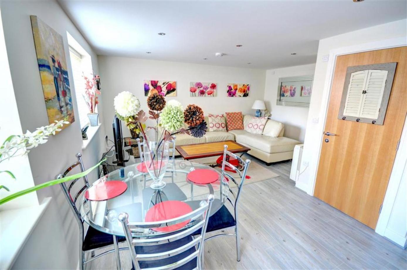 Hotties House - Two-Bed Cottage, Dog-Friendly & Off-Street Parking - Scarborough Exterior photo