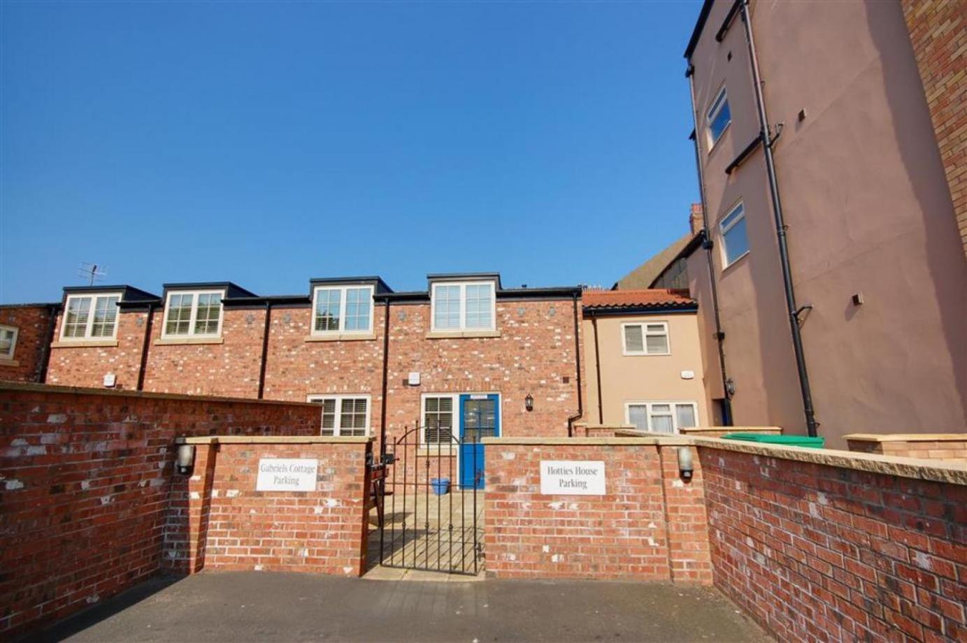 Hotties House - Two-Bed Cottage, Dog-Friendly & Off-Street Parking - Scarborough Exterior photo