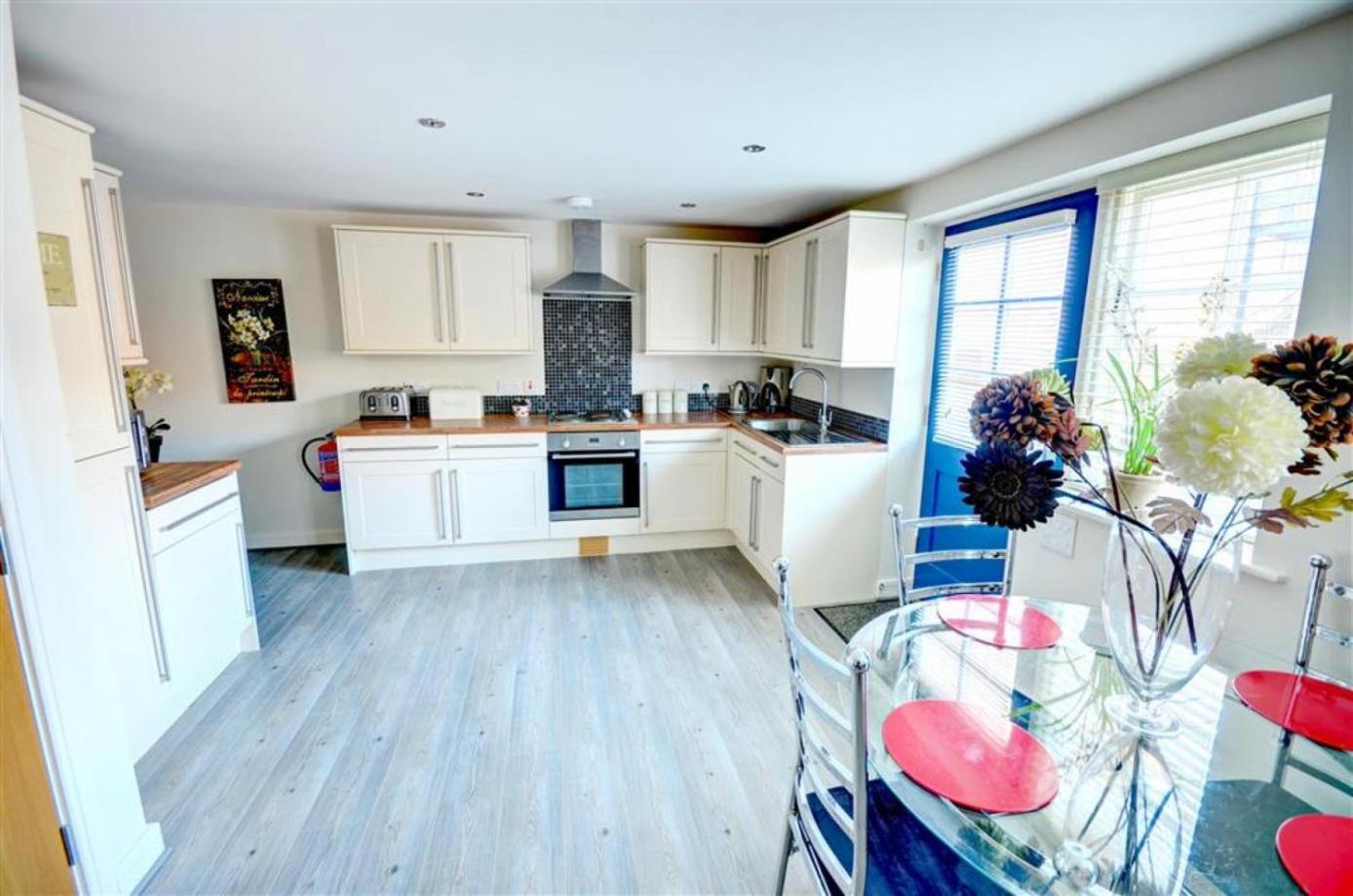 Hotties House - Two-Bed Cottage, Dog-Friendly & Off-Street Parking - Scarborough Exterior photo